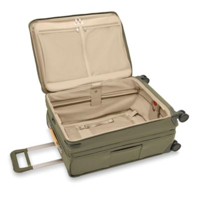 Baseline Medium Expandable Spinner Suitcase