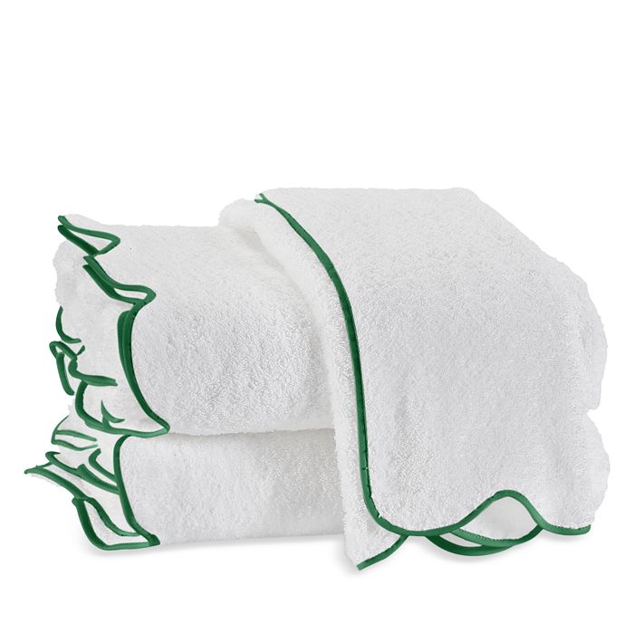 Matouk Cairo Scallop Guest Towel In Kelly Green