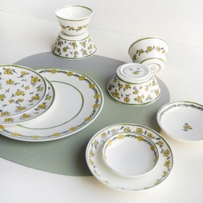 H. Daisy Chain Dinnerware Collection