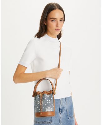 人気★Tory Burch Tモノグラム デニム ミニバケットバッグ★上品 Tモノグラム デニム ミニバケットバッグ: レディース クロス
