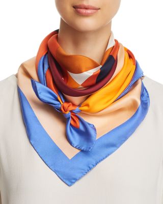 Descubrir 59+ imagen tory burch color block logo silk square scarf