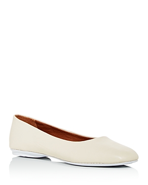 Gentle Souls By Kenneth Cole Women's Eugene Travel Ballet Flats In White Leather