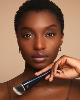 Radiant Fluid Foundation Natural Broad Spectrum SPF 25