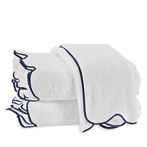 Matouk Cairo Scallop Guest Towel In Navy