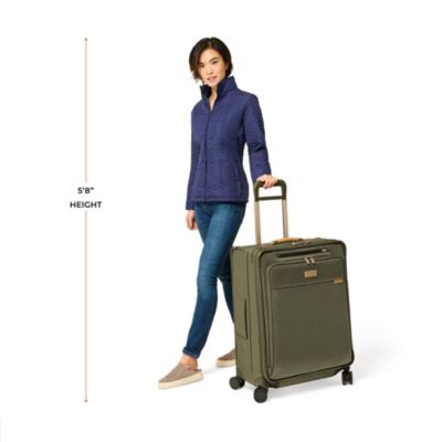 Baseline Medium Expandable Spinner Suitcase