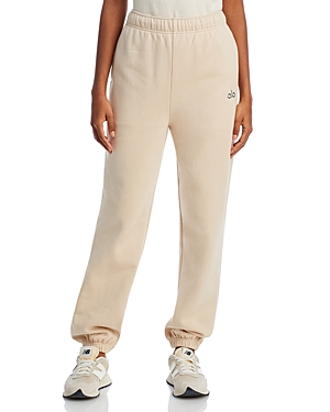 Alo Yoga Accolade Logo Joggers In Macadamia