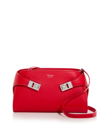 【関送込】FERRAGAMO◆LEATHER HUG MULTIPOCKET (L) Multipocket Hug crossbody bag - Women | Ferragamo