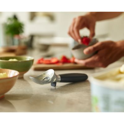 Elevate Ice Cream Scoop with Integrated Tool Rest