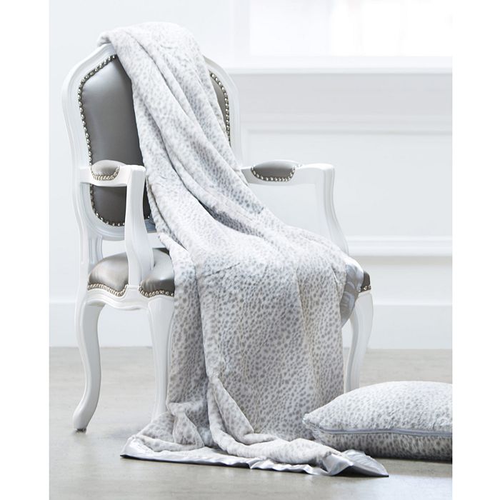 Little discount giraffe throw