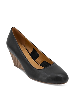 Andre Assous Khloe Featherweight Wedge Pump In Black