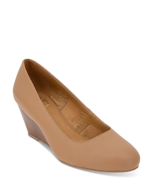 Andre Assous Khloe Featherweight Wedge Pump In Camel