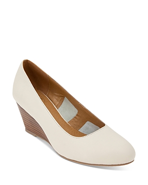 Andre Assous Khloe Featherweight Wedge Pump In Linen