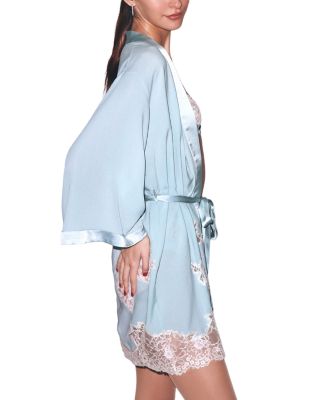 Lace Appliqu&eacute; Robe