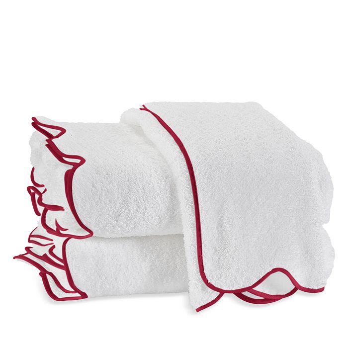 Matouk Cairo Scallop Guest Towel In Rally Red