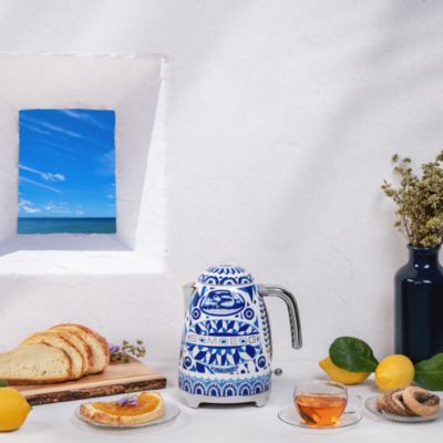 50&#39;s Retro Style Aesthetic Blu Mediterraneo Kettle