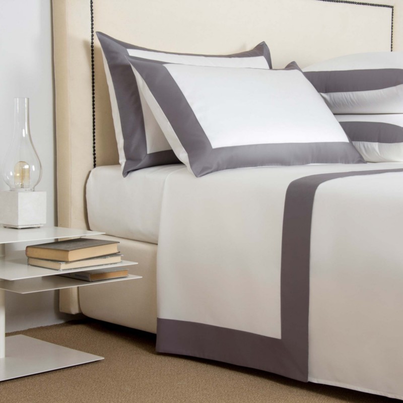 Frette Bold Sheet Set, Queen in Milk/Slate Gray