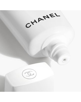 UV ESSENTIEL Complete UV Protection Sunscreen Antioxidant
