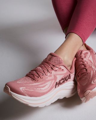 Women&#39;s Clifton 10 Sneakers in Blush