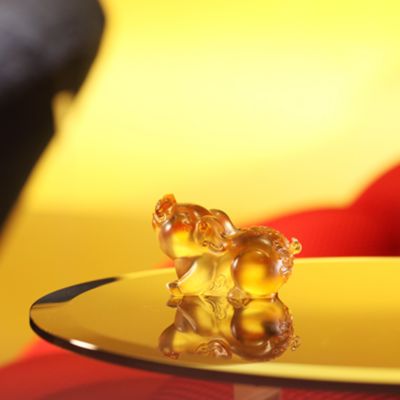 Ruyi's Twelve Blessings The Little Piglet Attracts Wealth Crystal Glass Sculpture