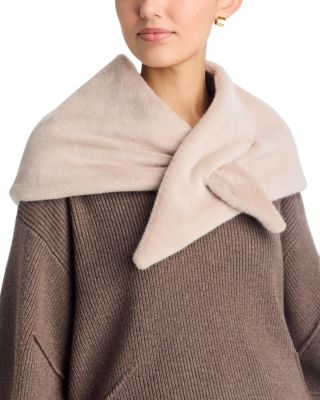 Faux Fur Triangle Foulard