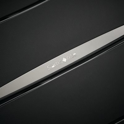 Outline Pro Medium Spinner Suitcase