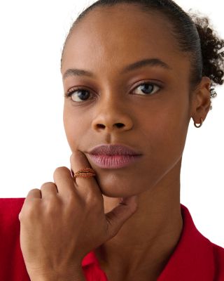 Kiss Pav&eacute; Lips Ring 