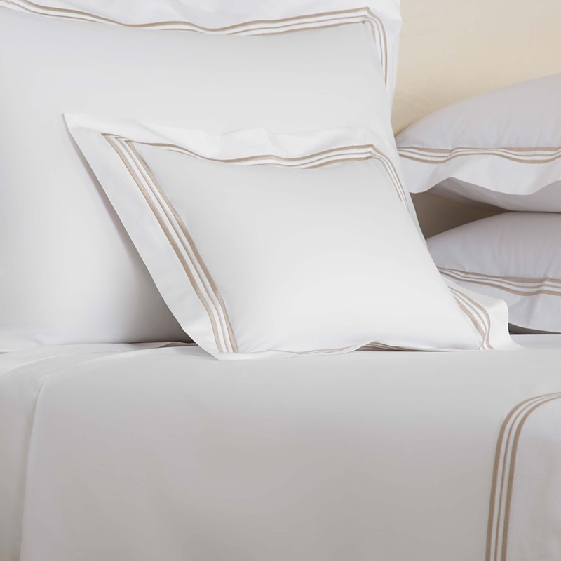 Frette Triplo Popeline Boudoir Sham In White/savage Beige