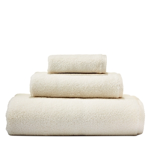 Shop Matouk Milagro Fingertip Towel In Ivory