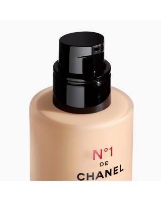 N&deg;1 DE CHANEL REVITALIZING FOUNDATION Illuminates - Moisturizes - Protects