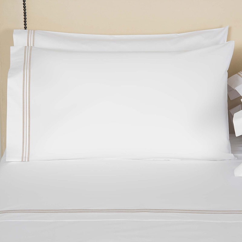 Frette Triplo Popeline Pillowcase King In White/savage Beige