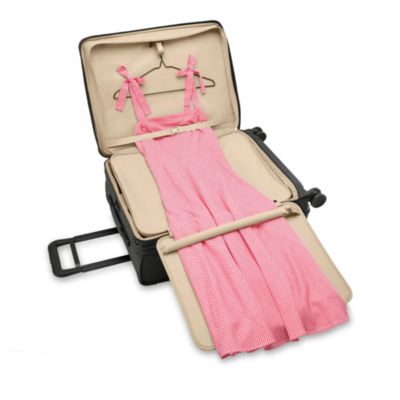 Baseline Medium Expandable Spinner Suitcase