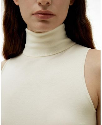 Minimalist Sleeveless Turtleneck Top