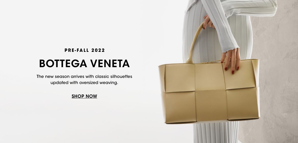 Pre fall twenty twenty two. Bottega Veneta. The new season arrives with classic silhouettes updated with oversized weaving.$$handbags bottega veneta