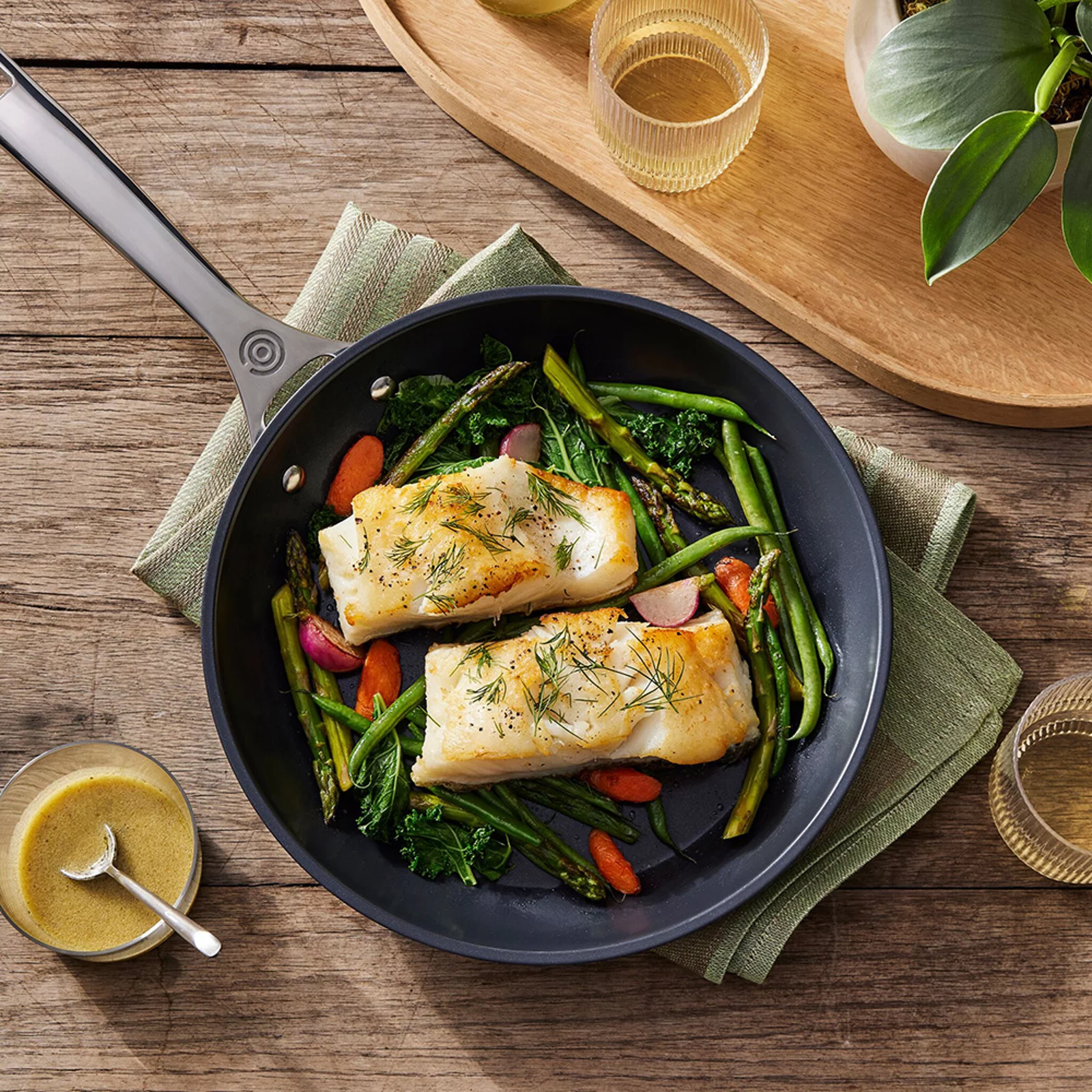 1 photo of Le Creuset non stick frying pan.