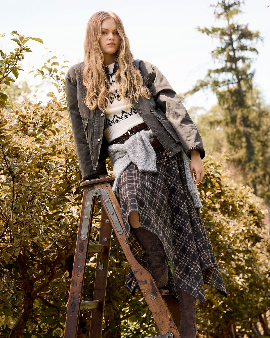 Rustic Romance. This trend presents a poetic vision of country living, where cozy comforts meet effortless sophistication.